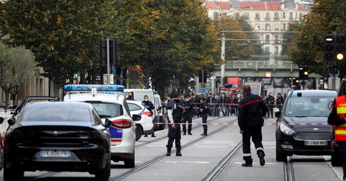 Read more about the article Novo ataque em França. Polícia mata homem que ameaçou pessoas com faca em Avignon