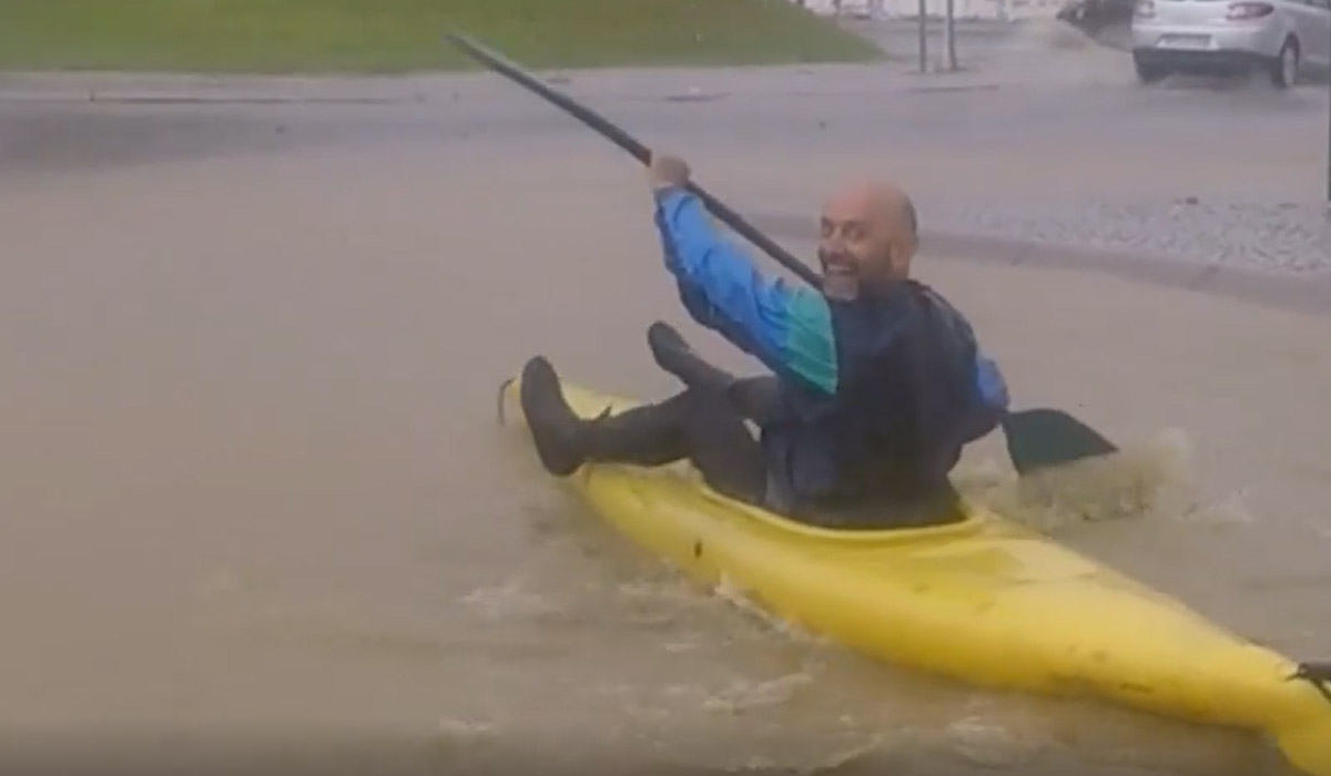 Read more about the article Homem aproveita tempestade Bárbara para fazer canoagem nas ruas de Évora