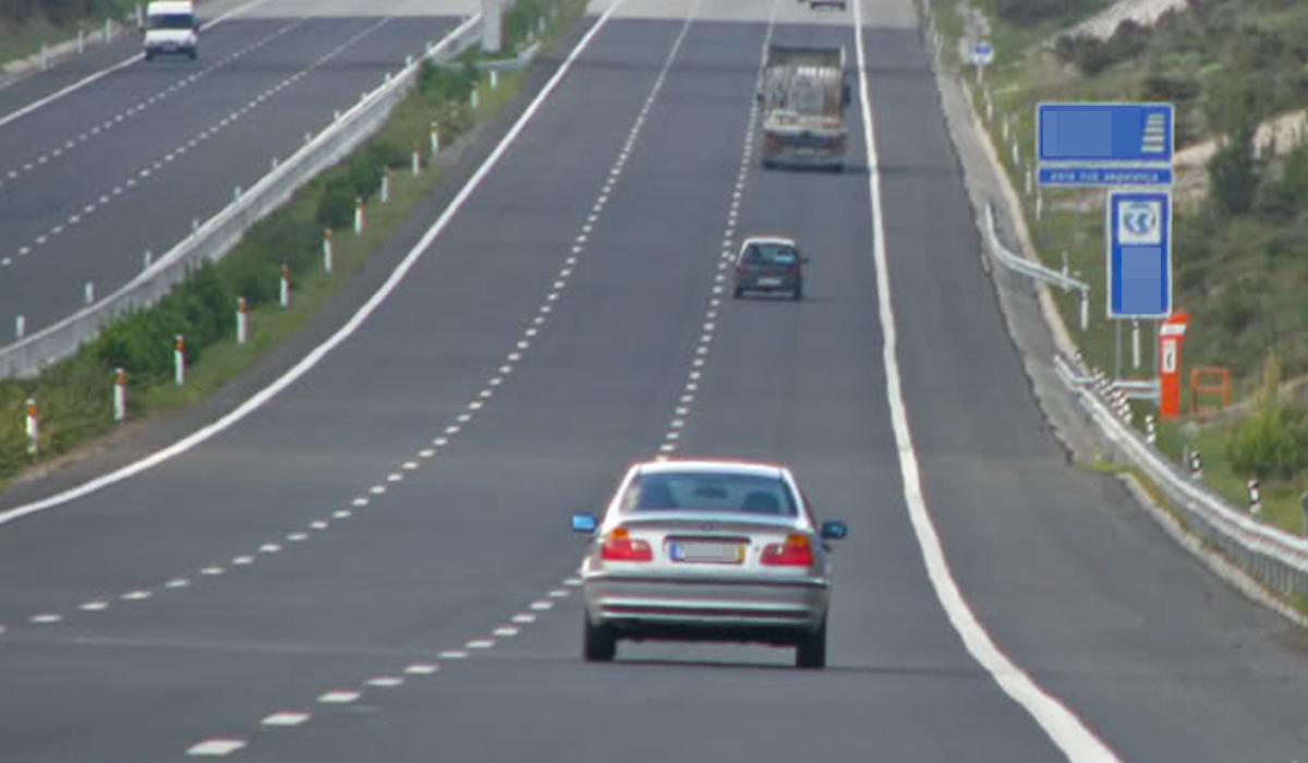 Read more about the article Menino de 12 anos rouba carro aos pais para passear com a prima de 7 durante 200km