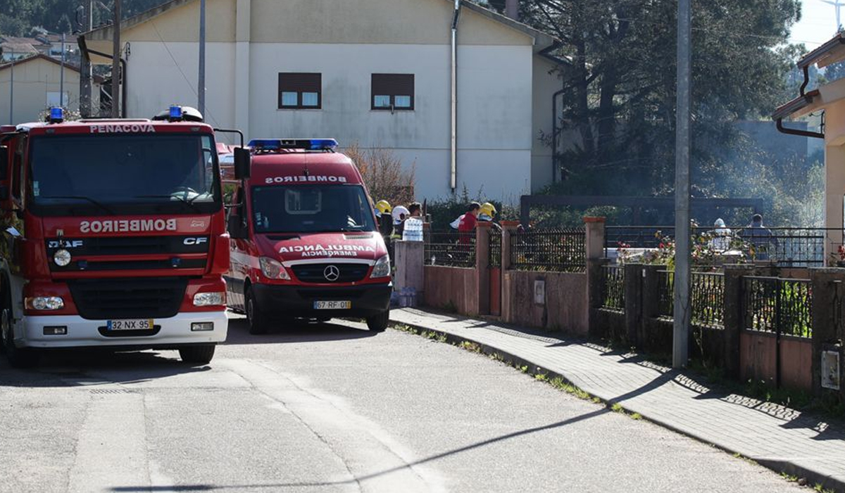 Read more about the article Jovem de 27 anos incendeia a casa para matar o pai, em Penacova. Homem morreu carbonizado