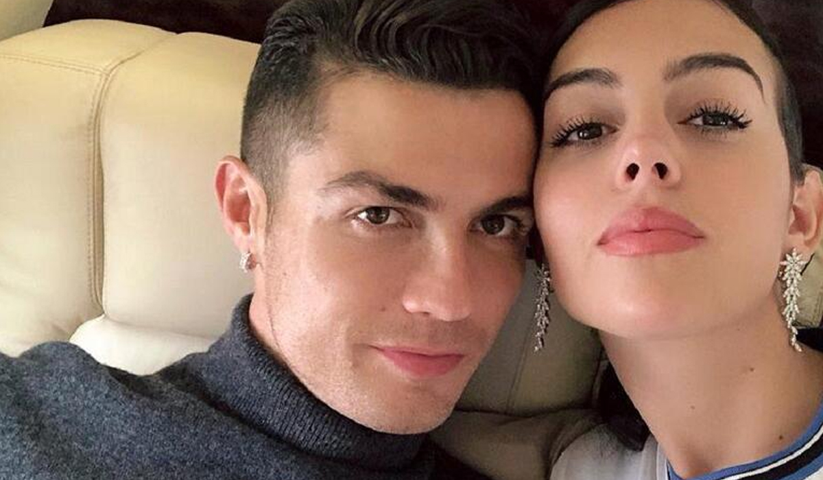 Read more about the article Namorada de Cristiano Ronaldo “assume” despesas e compra casa à mãe