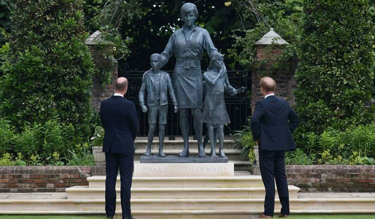 Read more about the article William e Harry juntos para inaugurar a estátua em homenagem à mãe, princesa Diana