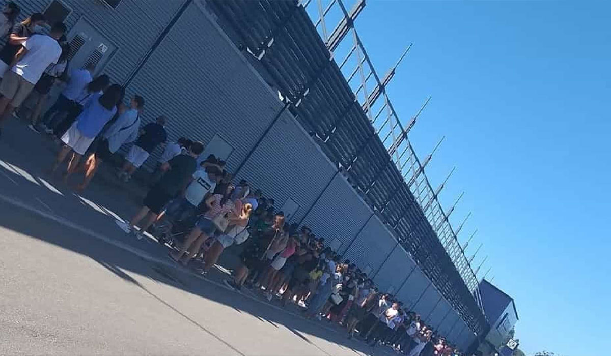 Read more about the article Fila de centenas de pessoas para os saldos do Outlet de Vila do Conde
