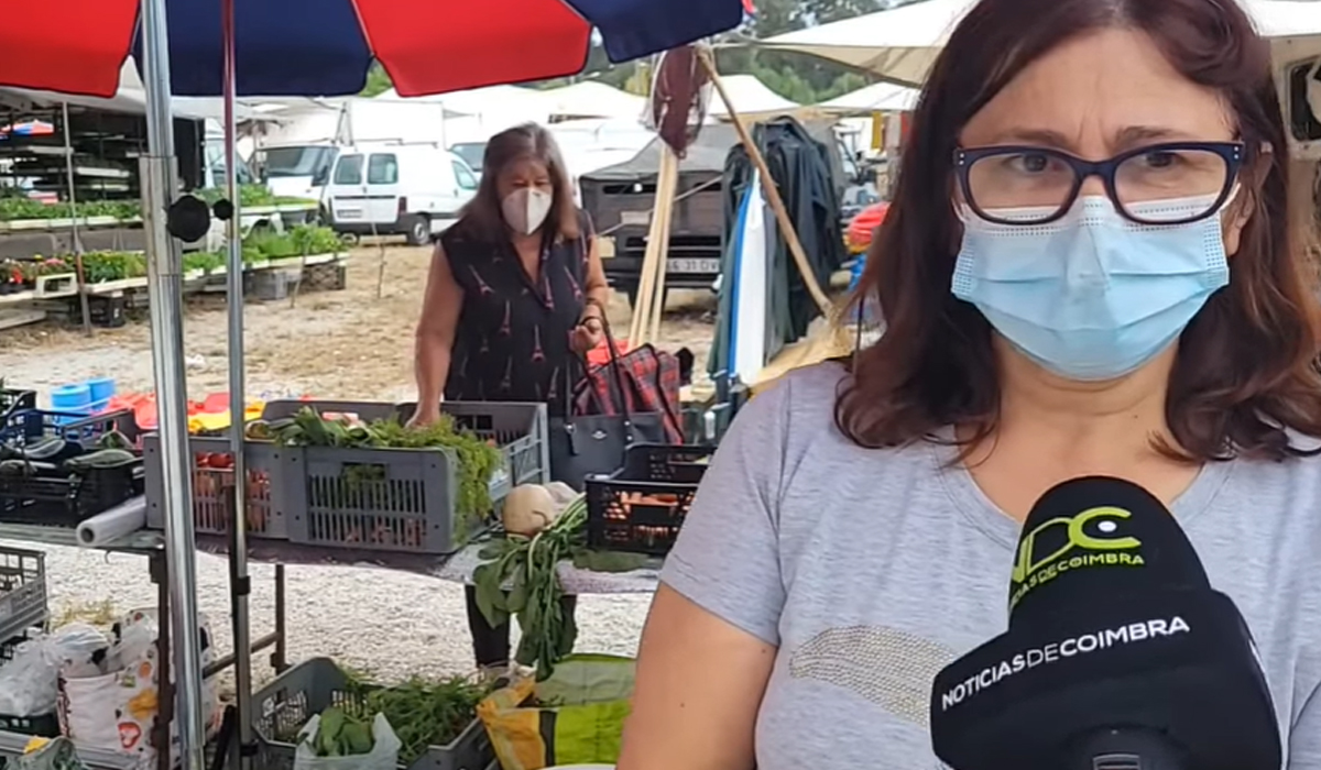 Read more about the article Mulher filmada em direto a roubar cenouras numa feira de legumes em Coimbra