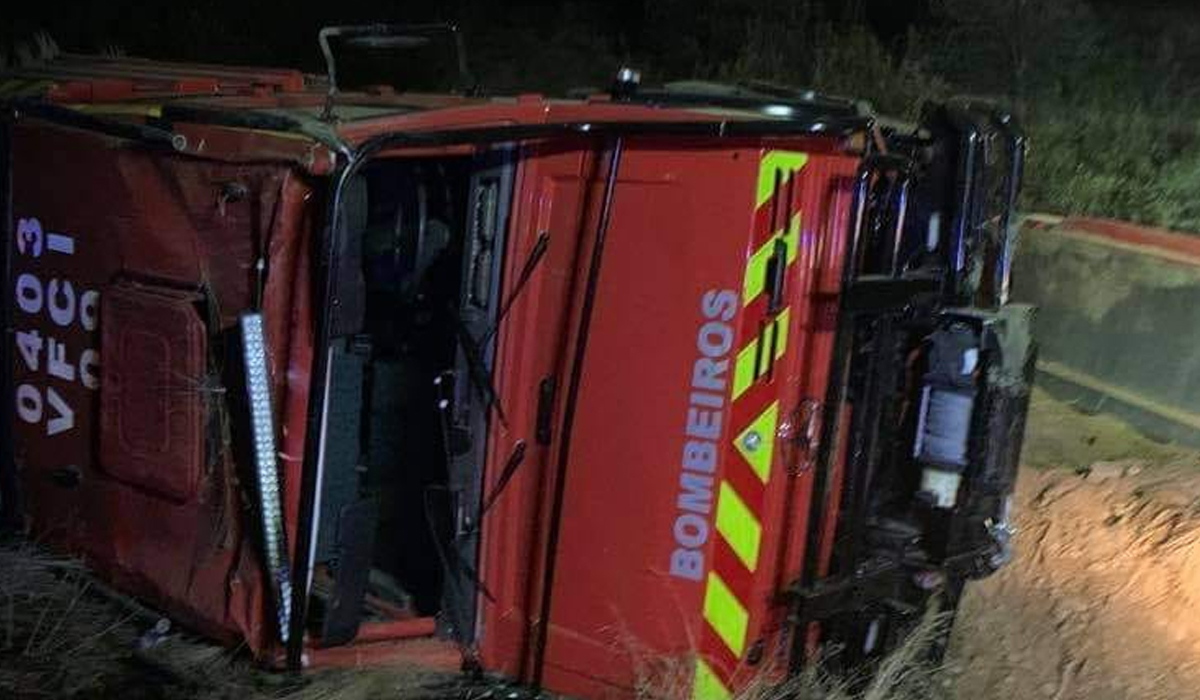 Read more about the article Carro dos bombeiros capota a caminho de incêndio. É o terceiro acidente em duas semanas