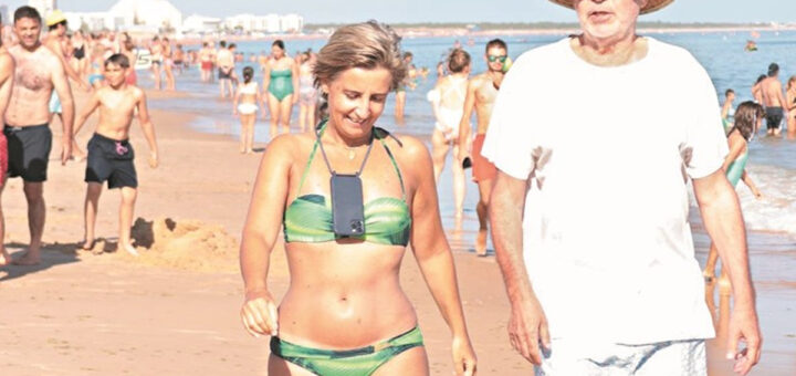 Marta Temido apanhada a tomar banho em praia do Algarve