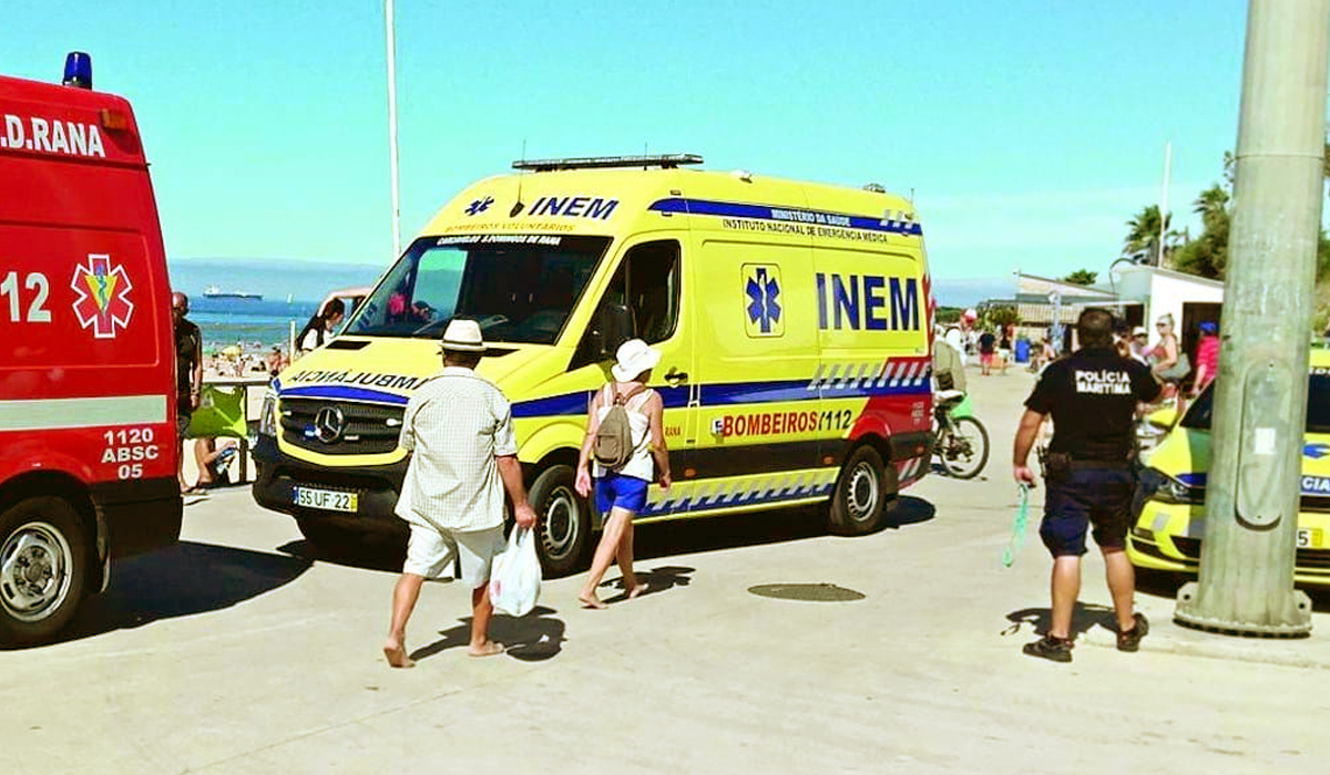 Read more about the article Menina de nove anos morre afogada na praia na Nazaré por onda que arrastou família