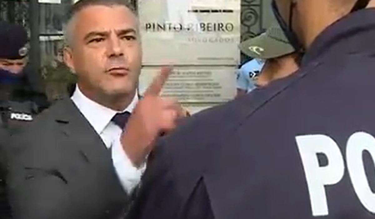 Read more about the article Juiz negacionista confronta a polícia em frente ao tribunal: “Não se atrevam a tocar-me nem carregar sobre as pessoas”