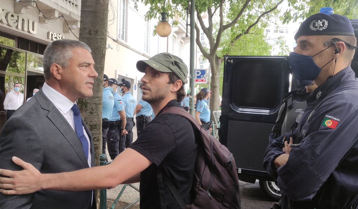 Read more about the article PSP apresenta queixa contra juiz anti máscaras após ameaças a agentes em pleno direto