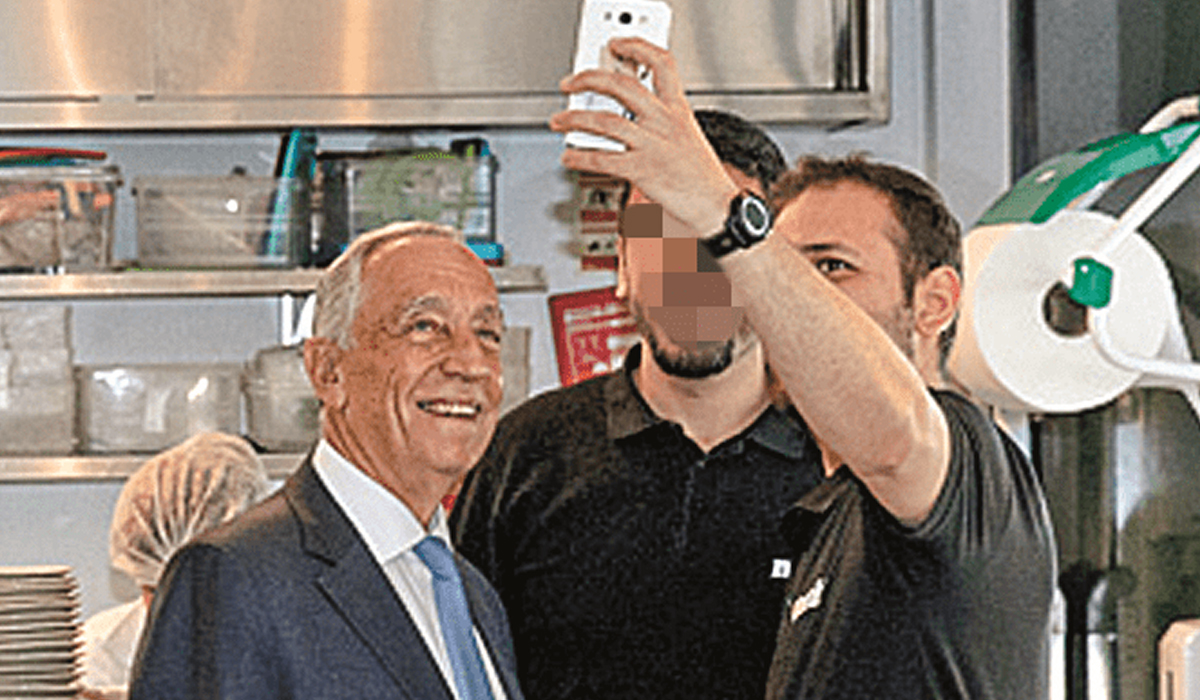 Read more about the article Marcelo não sabia que terrorista com quem tirou selfie estava a ser investigado: “Eu passo a vida na praia, no hipermercado…”