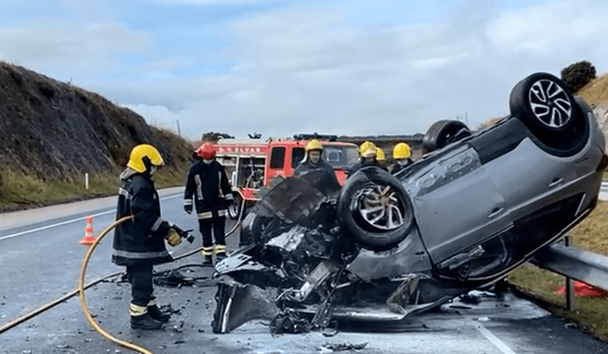 Read more about the article Pai e filho gravemente feridos em em violento acidente na A6 em Elvas. Carro capotou