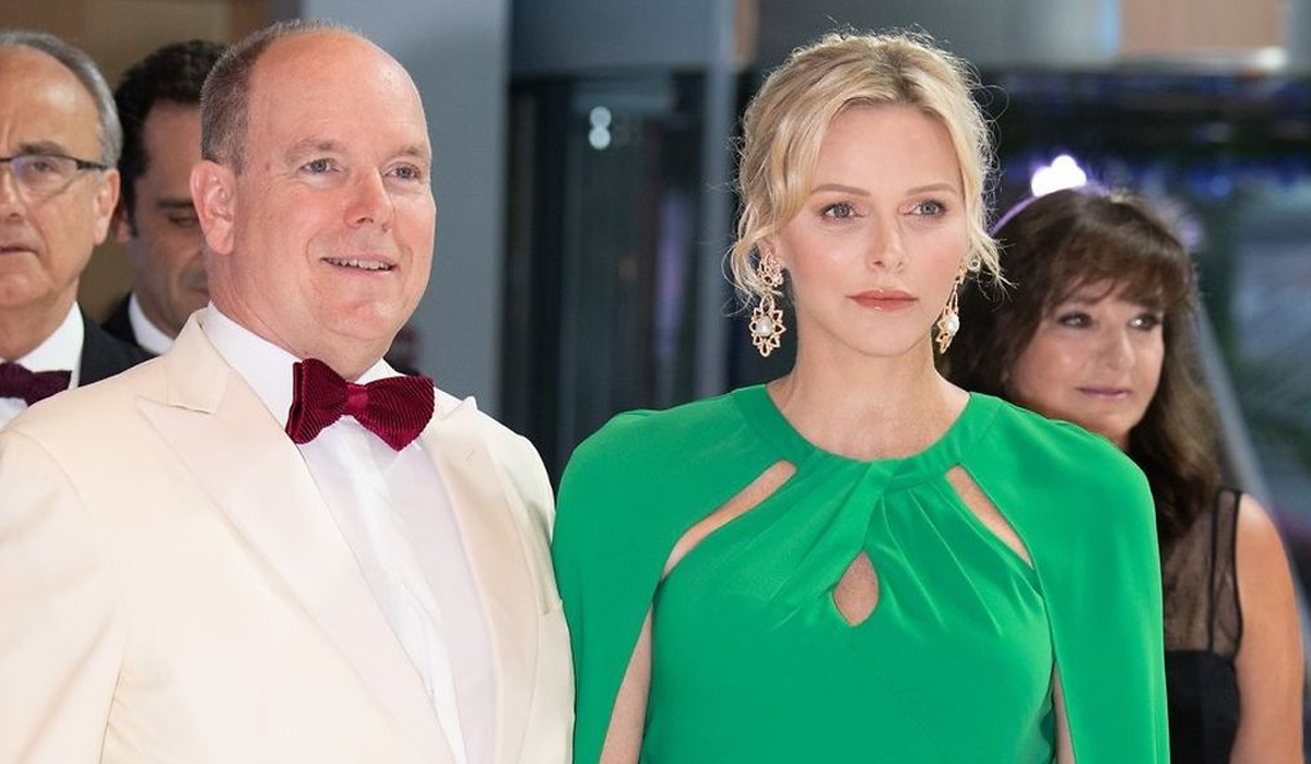 Read more about the article Princesa Charlene do Mónaco come por uma palhinha há mais de meio ano após “quase morrer”