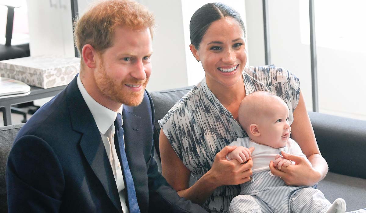 Read more about the article Comentário do príncipe Charles sobre a cor de pele do filho de Harry e Meghan estará na origem da divergência do casal com a família real
