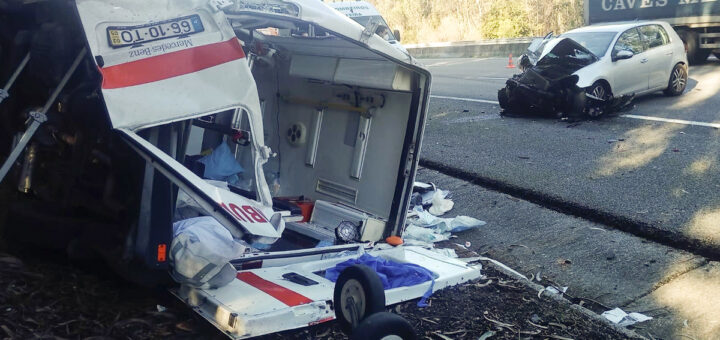 Grave acidente deixa ambulância e carros desfeitos na A1, em Ovar