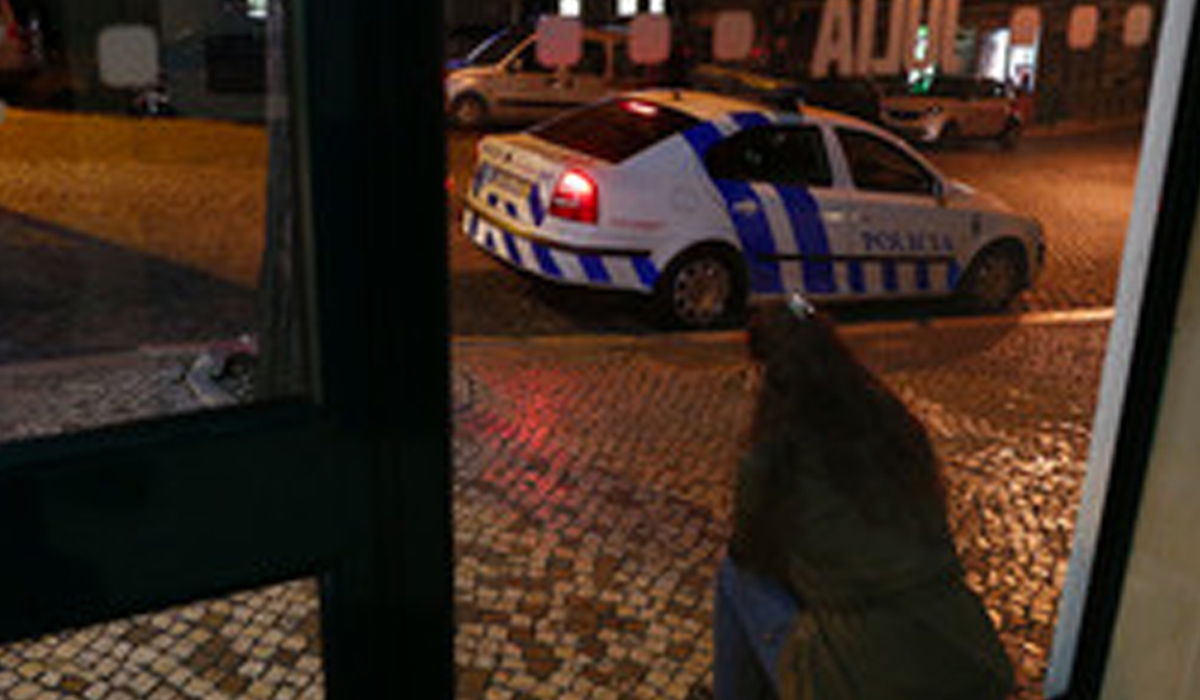 Read more about the article Agente da PSP usa gás-pimenta para parar casal a fazer sexo na rua em Lisboa e acaba suspensa