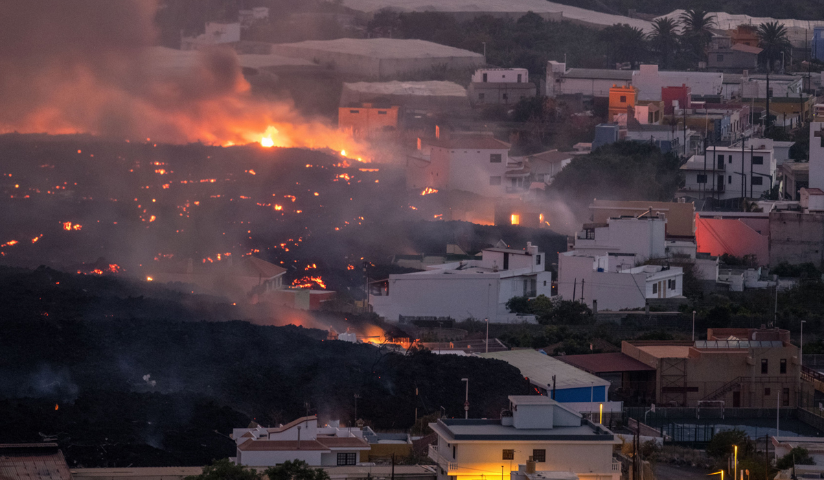 Read more about the article Habitantes de La Palma tentam salvar restos mortais de cemitérios que irão ficar cobertos pela lava do vulcão Cumbre Vieja