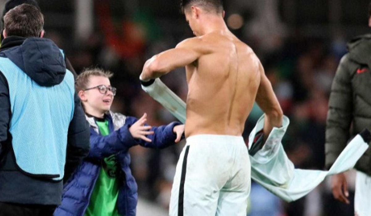 Read more about the article Cristiano Ronaldo abraça e oferece camisola a menina que invadiu o campo contra a Irlanda
