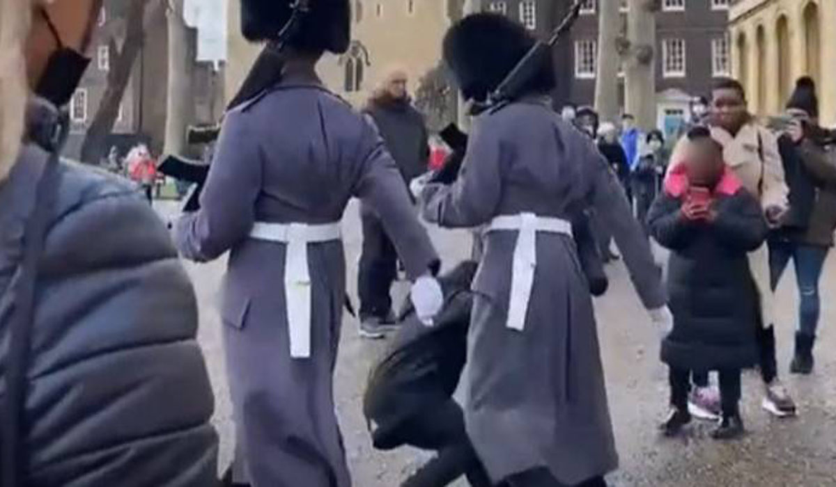 Read more about the article Guarda Real passa por cima de criança em Londres e imagens estão a dar que falar