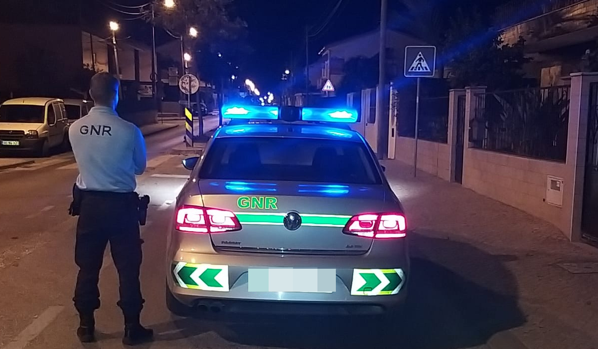 Read more about the article Mãe mata os próprios filhos gémeos em Cascais. Polícia já está no local