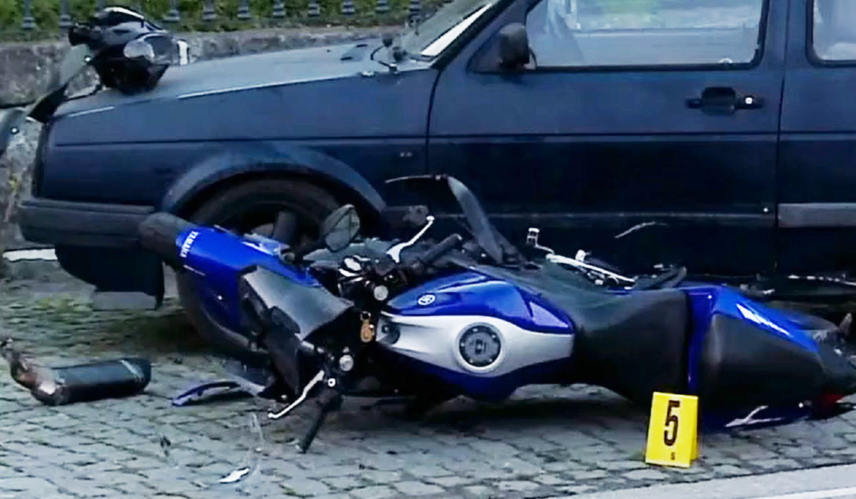 Read more about the article Rapaz de 27 anos morre em violenta colisão de mota contra carro em Guimarães