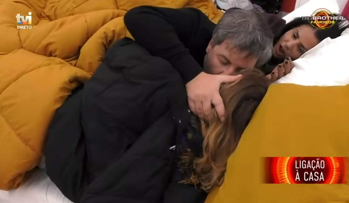 Read more about the article Bruno de Carvalho, Liliana Almeida e Jaciara beijam-se na cama no Big Brother Famosos