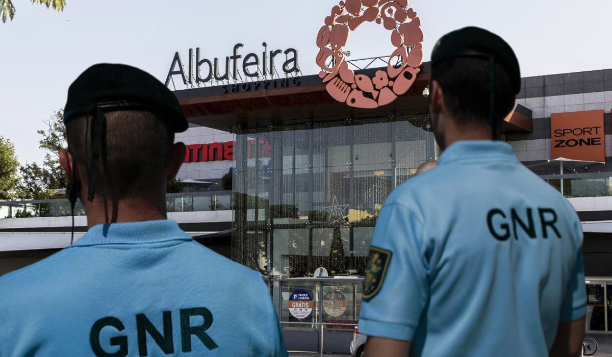 Read more about the article Algarve Shopping evacuado por ameaça de bomba. Autoridades no local