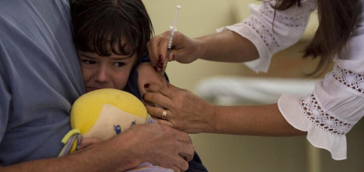 27 profissionais de saúde pedem reapreciação da vacinação em crianças