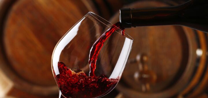 Estudo sugere que beber vinho tinto pode reduzir risco de infeção por Covid-19