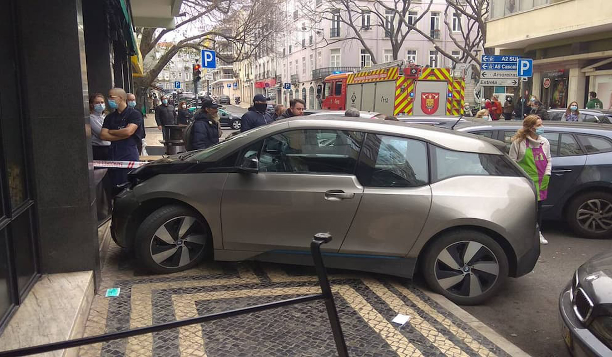 Read more about the article Carro elétrico sem condutor atropela mulher no passeio em Campo de Ourique