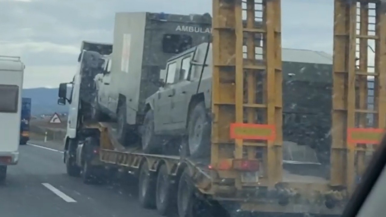 Read more about the article Portuguesa avista 20 camiões carregados com tanques e veículos militares na autoestrada em Espanha