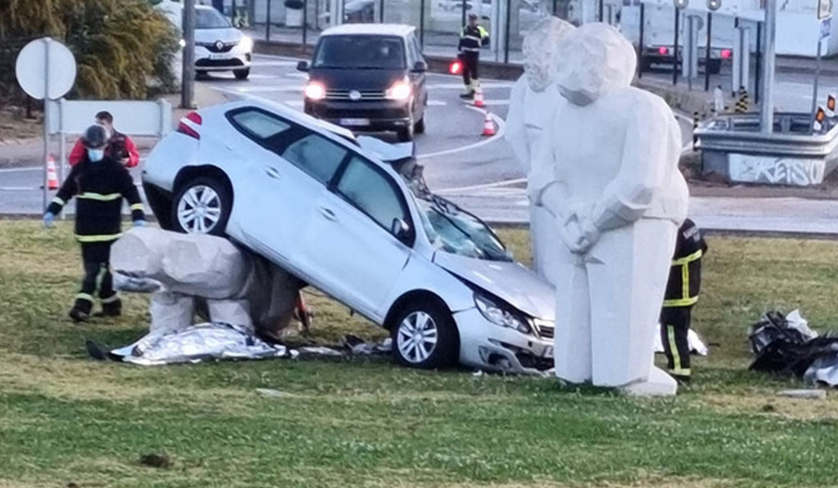 Read more about the article Três amigos morrem em colisão contra estátua numa rotunda em Faro