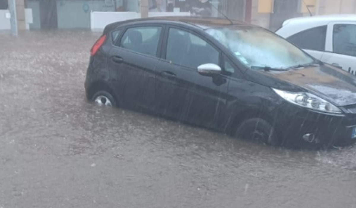 Chuva provoca inundações no Algarve por falta de limpeza das sarjetas 
