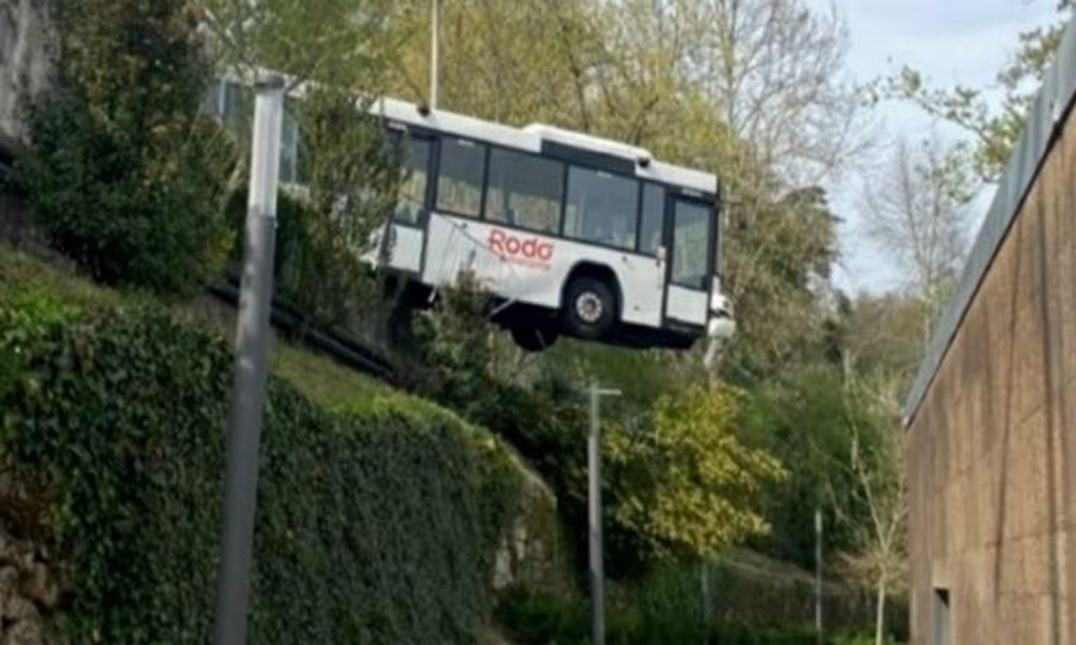 Read more about the article Autocarro descontrolado fica suspenso sobre as Termas de Amarante