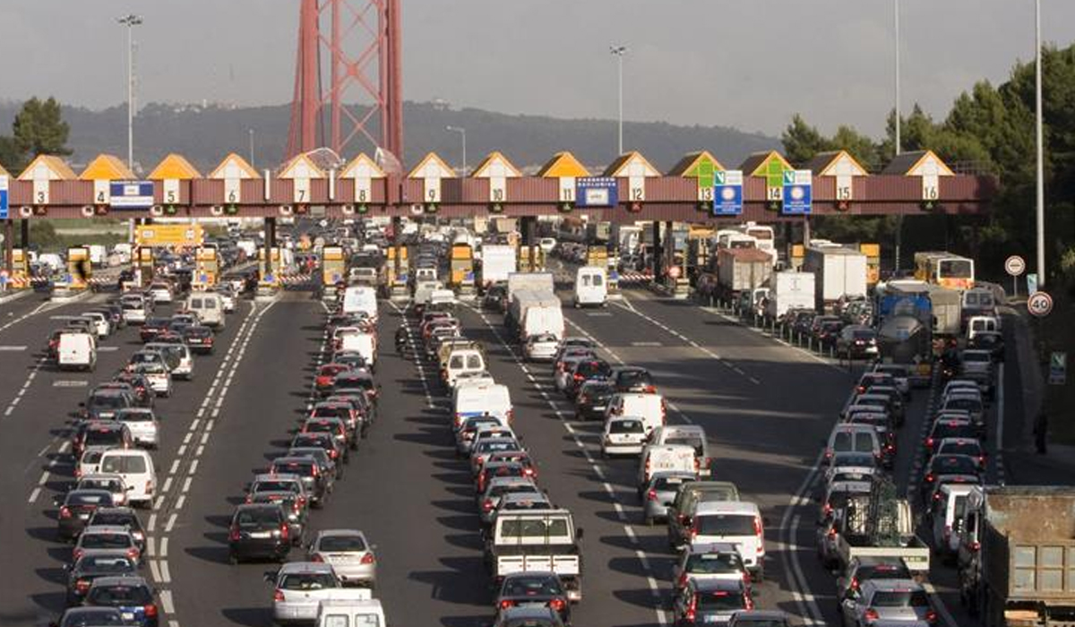 Read more about the article Buzinão na Ponte 25 de Abril em protesto contra subida do preço dos combustíveis