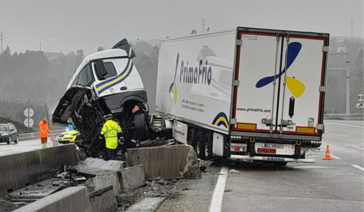 Read more about the article Duas pessoas encarceradas após despiste de camião na A3, na Trofa