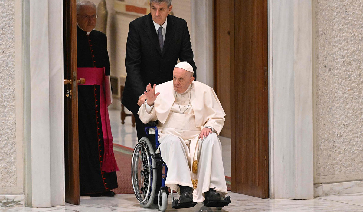 Read more about the article Papa Francisco surge em público em cadeira de rodas pela primeira vez