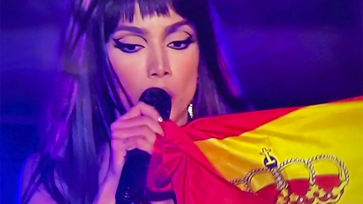 Anitta exibe bandeira de Espanha no palco do Rock In Rio e é arrasada