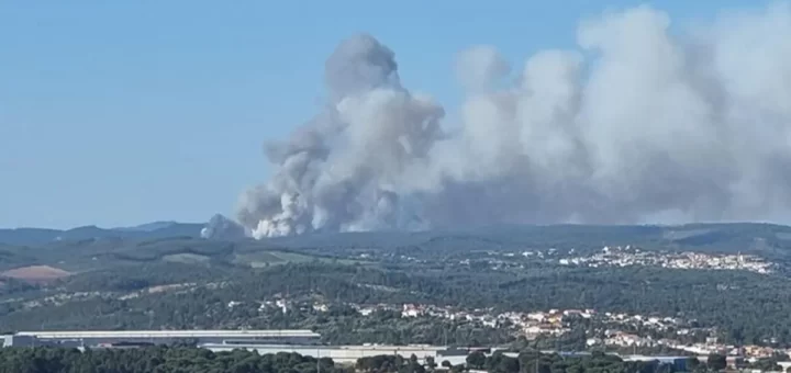 Mais de 200 bombeiros e 13 meios aéreos unidos no combate a dois incêndios em Santarém
