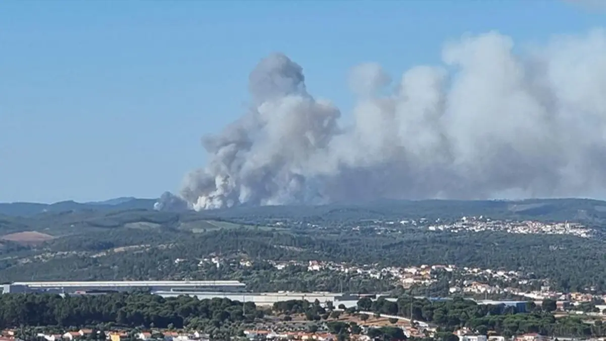 Mais de 200 bombeiros e 13 meios aéreos unidos no combate a dois incêndios em Santarém