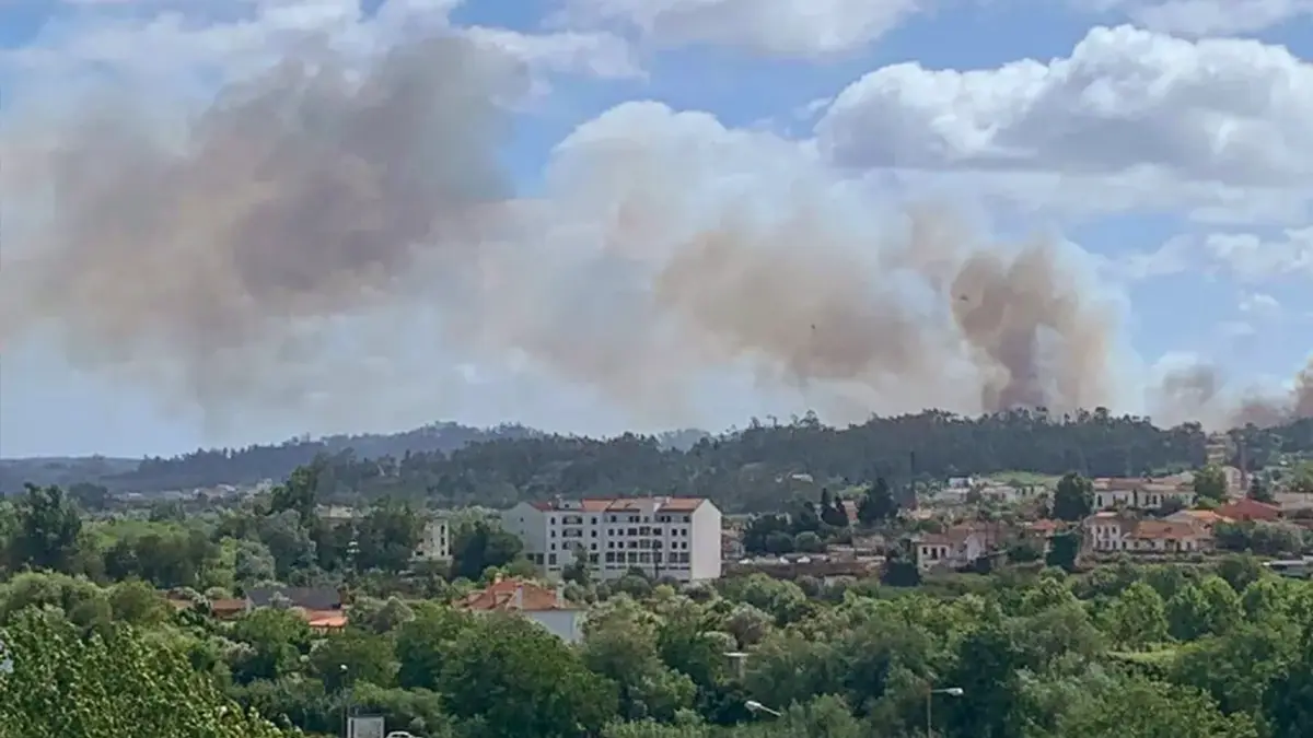 Quase 300 bombeiros e oito meios aéreos juntam forças em combate a incêndio em Soure