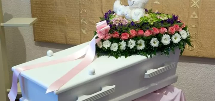Bebé declarada morta e enterrada viva começa a chorar dentro do caixão durante funeral