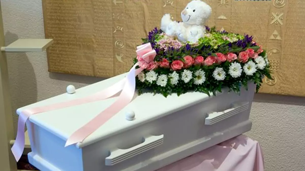 Bebé declarada morta e enterrada viva começa a chorar dentro do caixão durante funeral