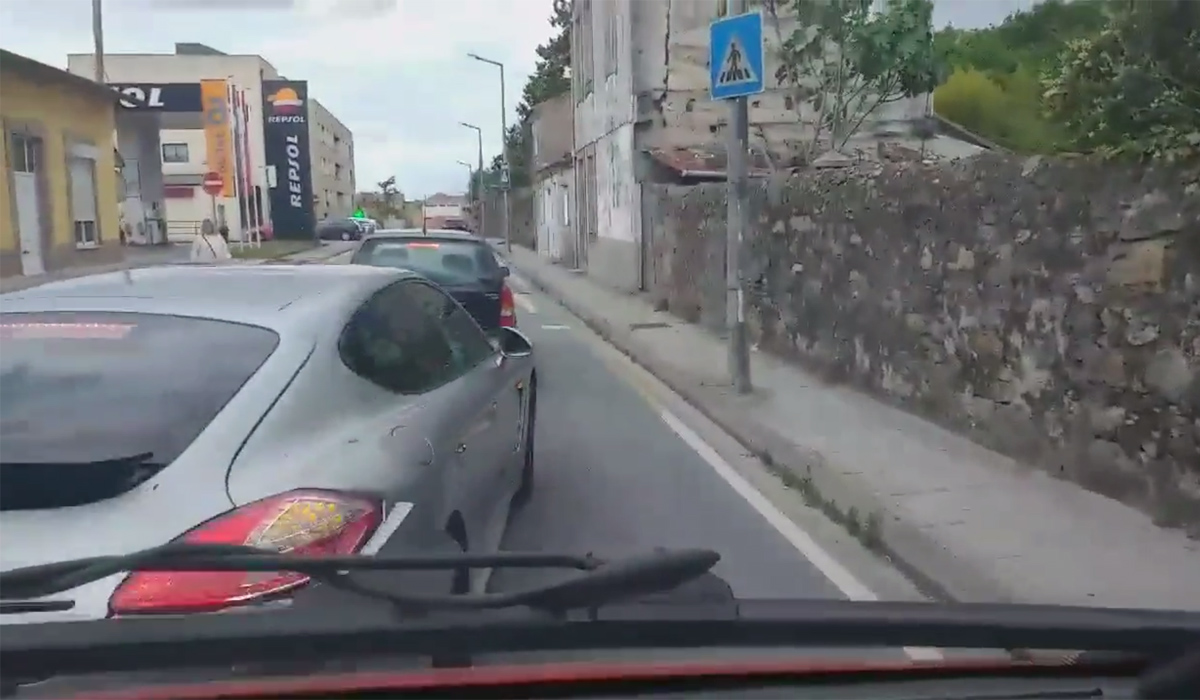 Read more about the article “Oh filha da p*ta”: Condutor de Porsche provoca acidente com ultrapassagem antes da passadeira e culpa condutor de trás, em Rio Tinto