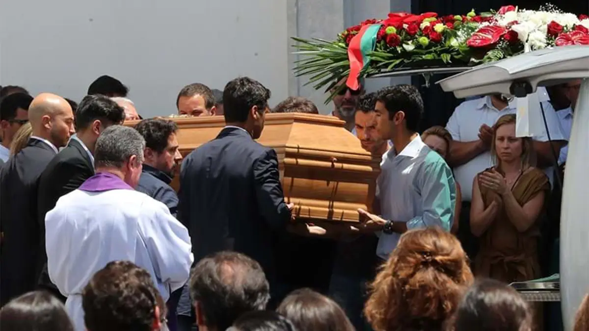 Último adeus a André Serra marcado por lágrimas e palmas