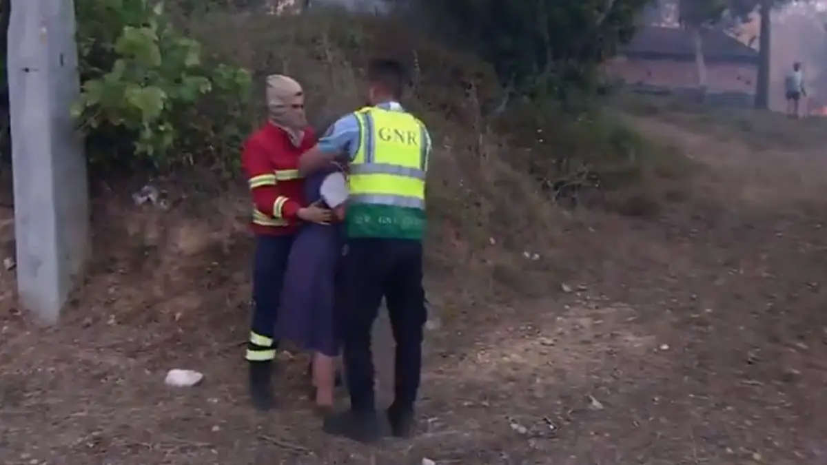 Bombeiro e militar da GNR abraçam idosa que perdeu a casa num incêndio em momento comovente