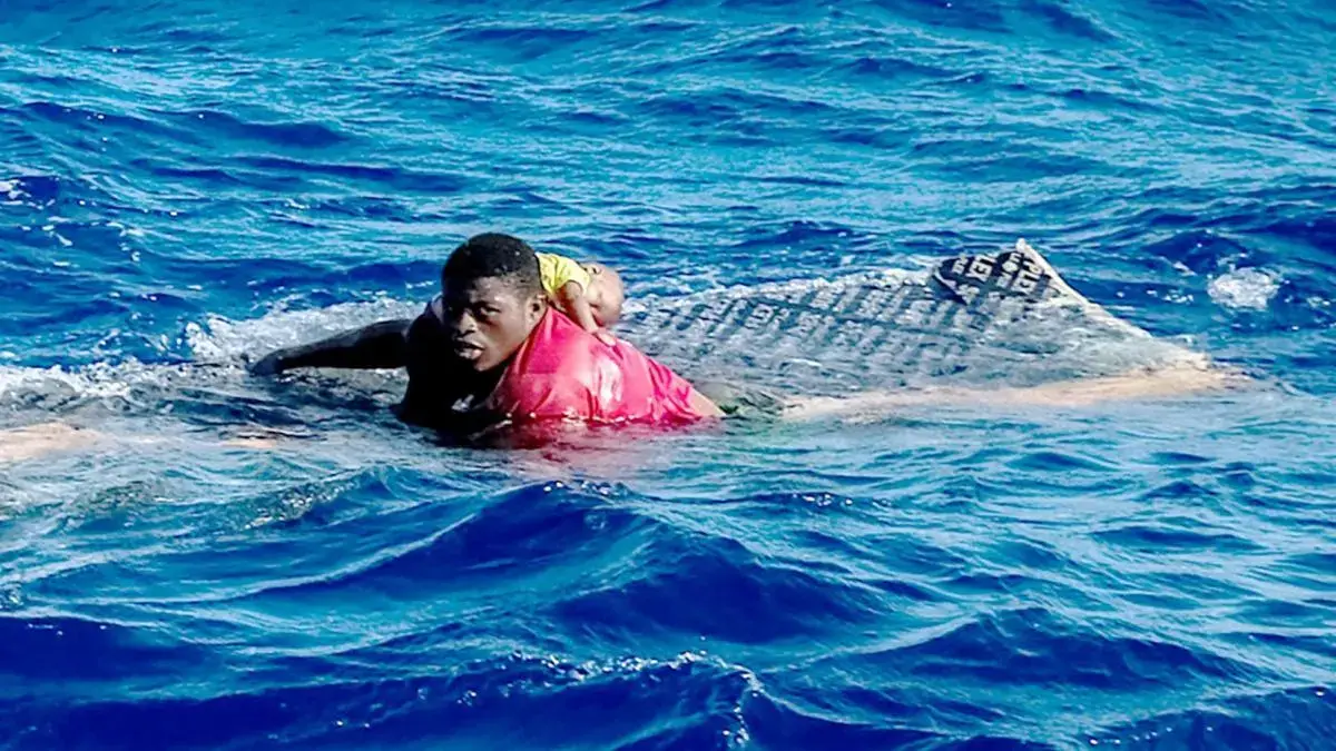 "Herói do Mediterrâneo": Jovem salva bebé de quatro meses de naufrágio ao largo da Líbia
