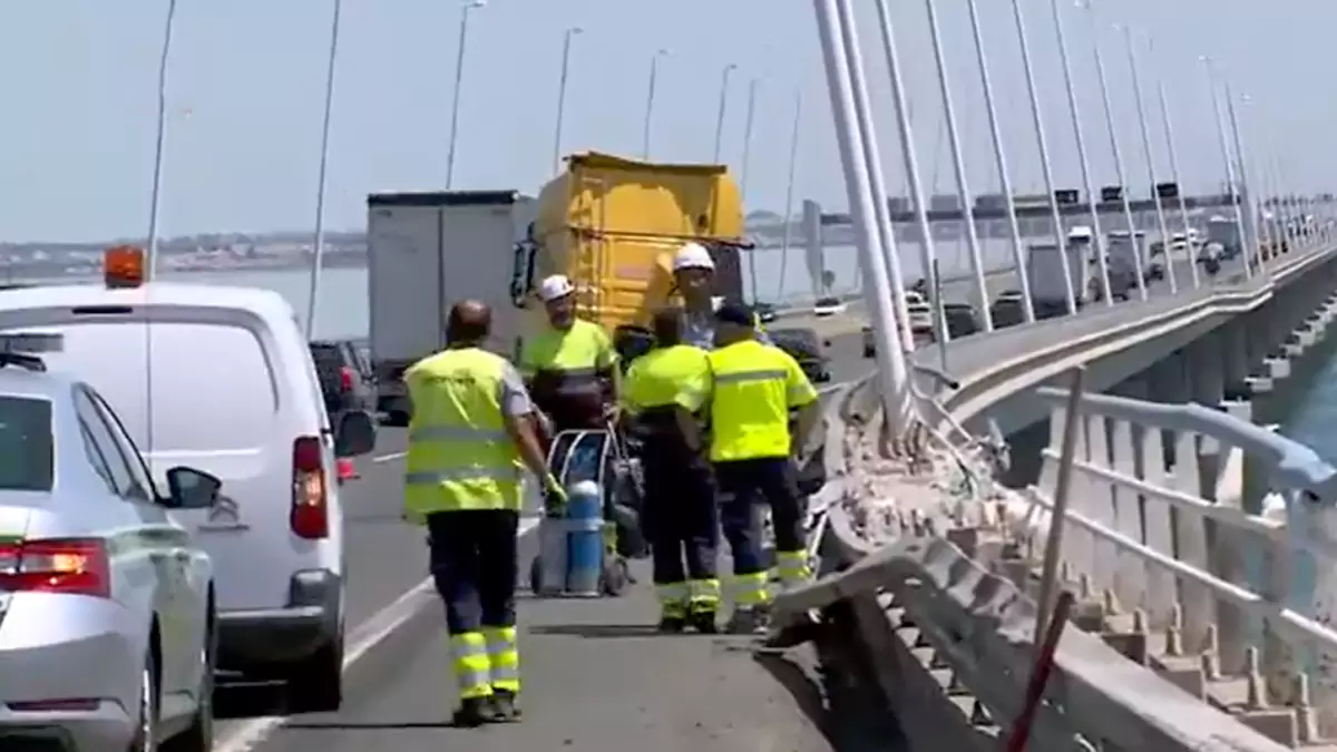 Camião carregado com fruta despista-se na Ponte Vasco da Gama e carga cai ao rio Tejo
