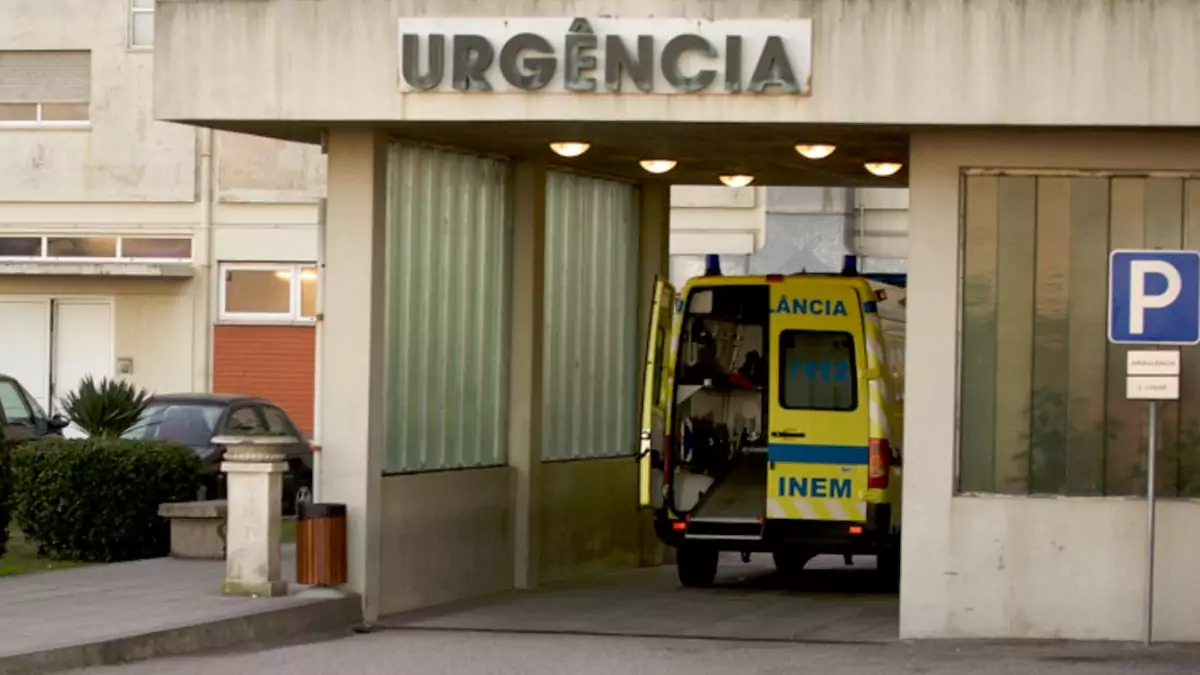 Homem cai à frente do hospital da Figueira da Foz e morre atropelado por ambulância