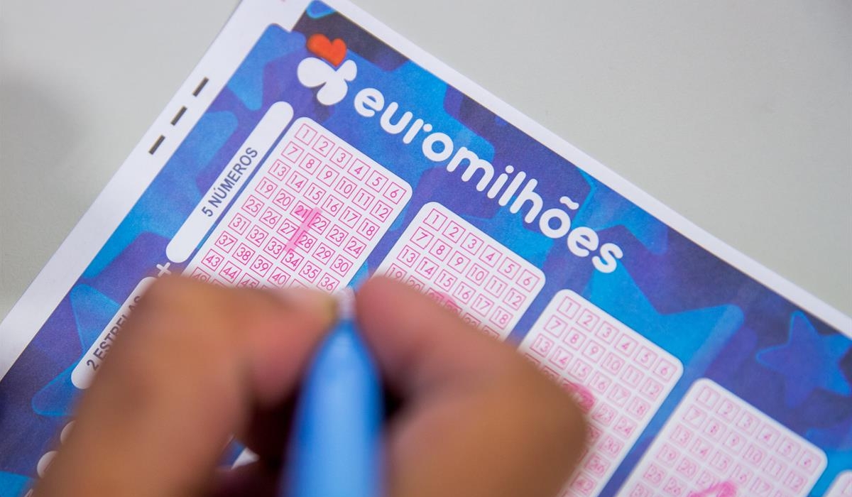 Read more about the article Jackpot de 230 milhões de euros do Euromilhões volta a sair no Reino Unido e cria dúvidas: “Até parece que está viciado”