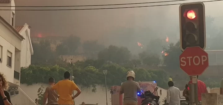 Ardeu tanque dos Bombeiros de Pinhal Novo em Palmela. Há quatro bombeiros feridos